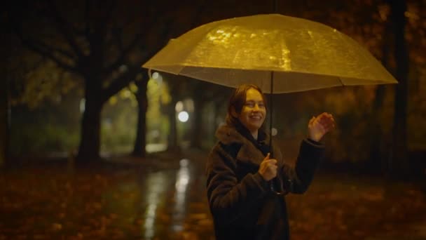 Fröhliche Frau Tanzt Regen Und Genießt Das Leben Der Herbst — Stockvideo
