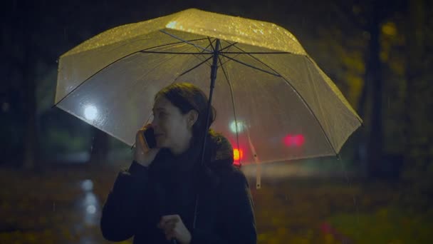 Infeliz Preocupado Mujer Persona Llorando Mientras Llamando Celebración Paraguas — Vídeos de Stock