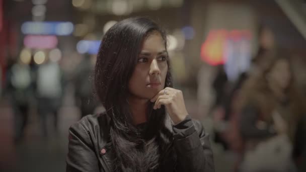 Městský Životní Styl Portrét Mladé Atraktivní Ženy Dlouhými Černými Vlasy — Stock video