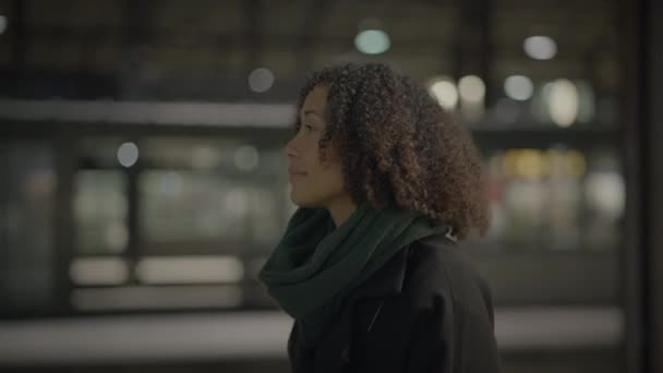 Porträtt Ung Glad Kvinna Med Lockigt Hår Tänker Positivt Optimistisk — Stockvideo