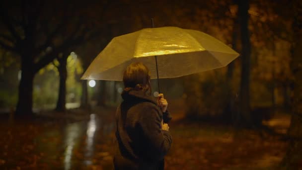 Χαρούμενη Ξέγνοιαστη Γυναίκα Που Χορεύει Ομπρέλα Έξω Στη Βροχερή Νύχτα — Αρχείο Βίντεο