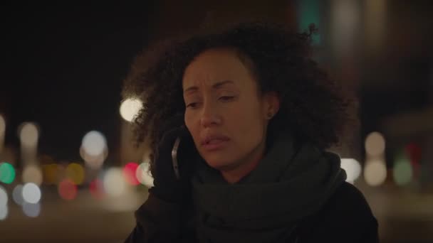 Jeune Femme Frustrée Aux Cheveux Bouclés Appel Malheureux Anxieux — Video