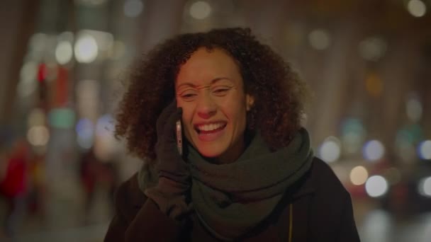Mujer Joven Emocionada Con Pelo Rizado Hablando Feliz Llamada Telefónica — Vídeo de stock