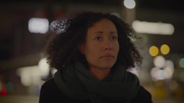 Печальная Одинокая Женщина Разочарованная Ожиданием Ночам Улицах Города — стоковое видео