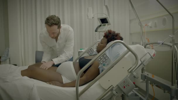 Klinikte Yatan Kıvırcık Saçlı Genç Afrikalı Kadın Doktorla Konuşuyor — Stok video