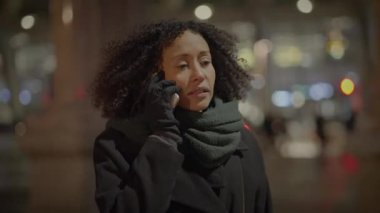 Hüsrana uğramış kıvırcık saçlı, mutsuz ve endişeli genç bir kadın. 