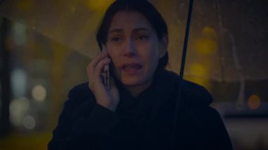 Mutsuz Endişeli Kadın Kişi Şemsiyeyi Ararken Ağlıyor