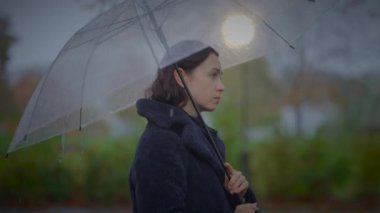 Üzgün Yaşamı Düşünen Düşünceli Genç Kadın Olumsuz Düşüncelere sahip