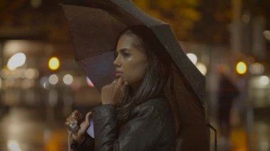 Genç Üzgün Kadın Yağmurlu Hava 'da Şehir Kasabası' na Gidiş Gidiş Gidiş Gidiş Gidiş Yapış