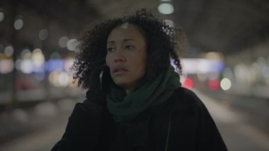 Sinirli ve Sinirli Kadın Kişisi Cep Telefonu Çağrısında Duygusal Bağırıyor