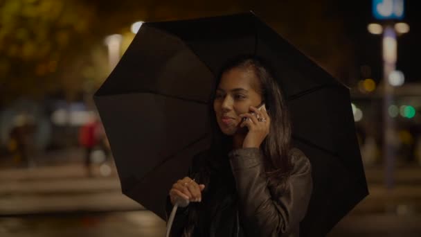 Mulher Jovem Segurando Guarda Chuva Conversando Telefone Celular Fora Chuva — Vídeo de Stock