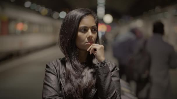 Estilo Vida Urbano Retrato Jovem Mulher Atraente Com Cabelo Preto — Vídeo de Stock