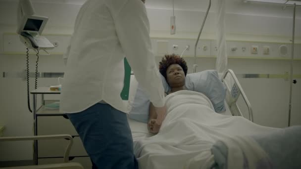Молода Африканка Кучерявим Волоссям Брехня Клініці Ліжко Розмовляє Лікарем — стокове відео
