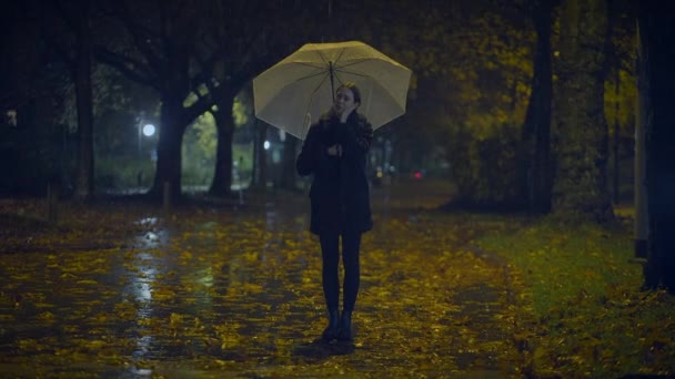 Sentimentální Osamělá Mladá Žena Úzkostlivý Pláč Deštivé Noci — Stock video
