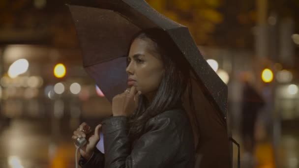 Молодая Грустная Женщина Воюет Городе Дождливую Погоду — стоковое видео