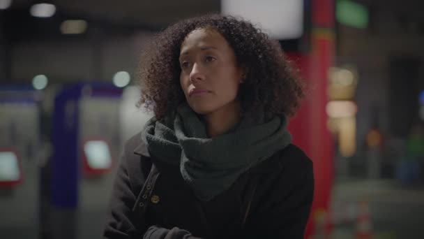 Mujer Reflexiva Con Pelo Rizado Braun Conmutando Ciudad Por Noche — Vídeo de stock