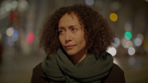 Smutna Samotna Kobieta Rozczarowana Czekającą Samotnie Ulicach Miasta Nocy — Wideo stockowe