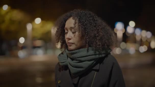Femme Stressée Parlant Inquiet Sur Smartphone Dans Ville Nuit — Video