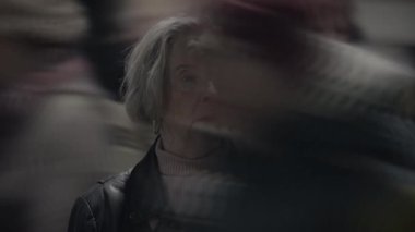 Mutsuz, düşünceli, yaşlı kadın endişeli ve yalnız.