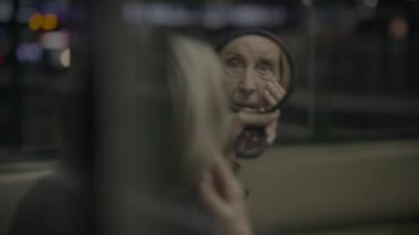 Kalabalık Tren İstasyonunda Bekleyen Endişeli Yaşlı Kadın