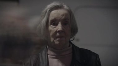 Kalabalık Tren İstasyonunda Bekleyen Endişeli Yaşlı Kadın