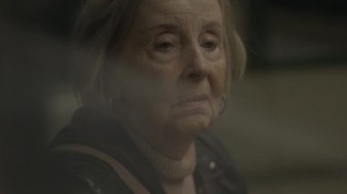 Kalabalık Tren İstasyonunda Bekleyen Endişeli Yaşlı Kadın
