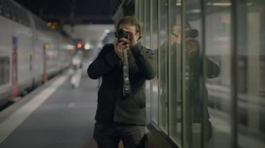 Gözlüklü şık Sokak Fotoğrafçısı Gezen İnsanların Fotoğraflarını Çekiyor