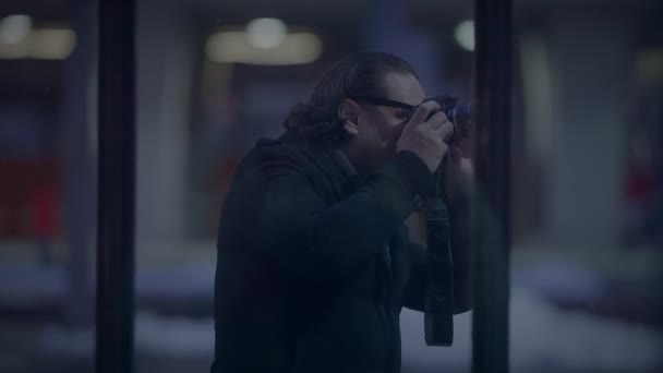 Snygg Street Photographer Med Glasögon Fånga Bilder Människor Som Reser — Stockvideo