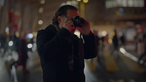 旅する人の写真を撮るメガネ付きのスタイリッシュなストリート写真家 — ストック動画