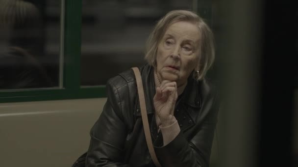 Nešťastný Přemýšlivý Starý Žena Osoba Úzkostlivý Osamělý — Stock video