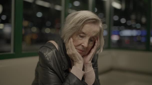 Malheureux Réfléchi Vieille Femme Personne Anxieuse Solitaire — Video