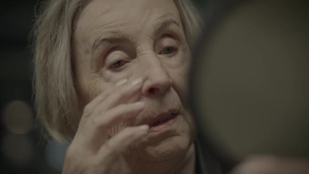 Stará Žena Dívá Zrcadle Přemýšlí Minulosti — Stock video