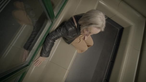 忧心忡忡的老年妇女在拥挤的火车车厢等候 — 图库视频影像