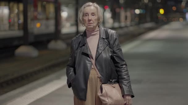 Besorgte Ältere Frau Wartet Überfülltem Bahnhof — Stockvideo