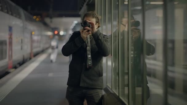 Stylowy Fotograf Uliczny Okularami Rejestrujący Zdjęcia Osób Podróżujących — Wideo stockowe