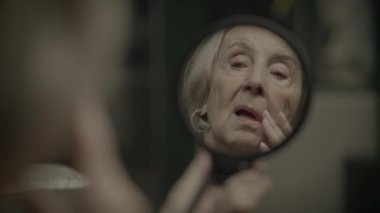 Kalabalık Tren İstasyonunda Bekleyen Endişeli Yaşlı Kadın