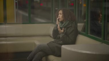 Sinirli ve Sinirli Kadın Kişisi Cep Telefonu Çağrısında Duygusal Bağırıyor