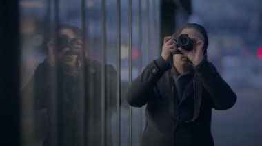 Gözlüklü şık Sokak Fotoğrafçısı Gezen İnsanların Fotoğraflarını Çekiyor