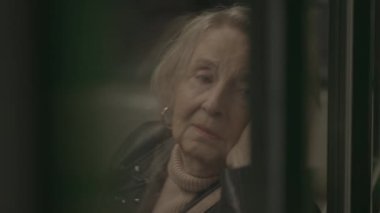 Kalabalık Tren İstasyonunda Bekleyen Endişeli Yaşlı Kadın