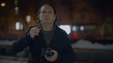 Gece Kalabalık Şehir Caddesinde Fotoğraf Çeken Erkek Gezgin