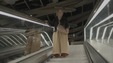 Kalabalık Tren İstasyonunda Bekleyen Endişeli Yaşlı Kadın