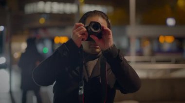 Gece Kalabalık Şehir Caddesinde Fotoğraf Çeken Erkek Gezgin