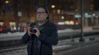 Gözlüklü şık Sokak Fotoğrafçısı Gezen İnsanların Fotoğraflarını Çekiyor