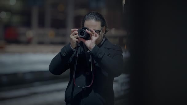 Stijlvolle Street Photographer Met Glazen Foto Van Reizende Mensen — Stockvideo