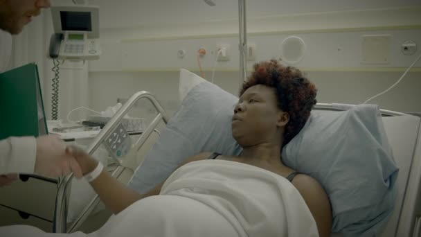 Tıbbi Sağlık Tedavisini Açıklayan Doktor Hastanedeki Hastayı Ziyaret Etti — Stok video