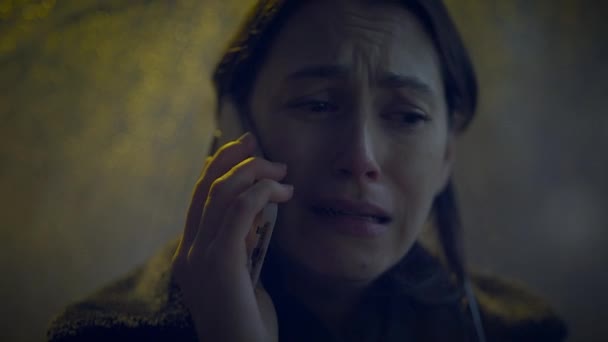 Mutsuz Endişeli Kadın Kişi Şemsiyeyi Ararken Ağlıyor — Stok video