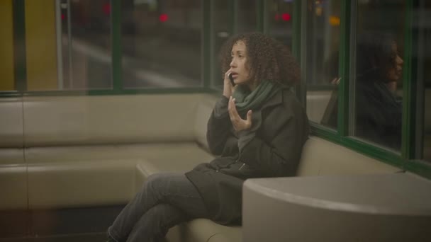 Irriterad Och Frustrerad Kvinnlig Person Känslomässigt Skrikande Mobilsamtal — Stockvideo