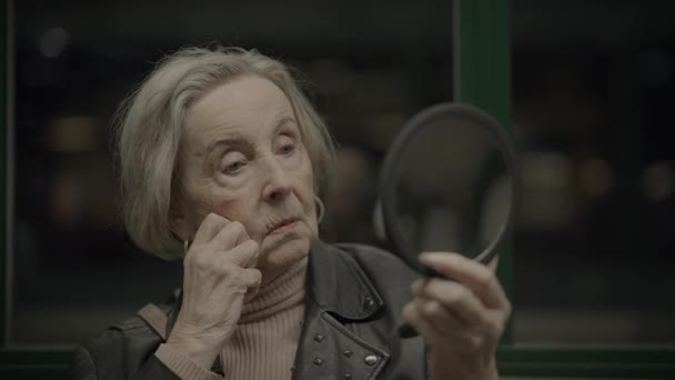 Donna Anziana Preoccupata Attesa Trainstation Affollato Viaggio — Video Stock