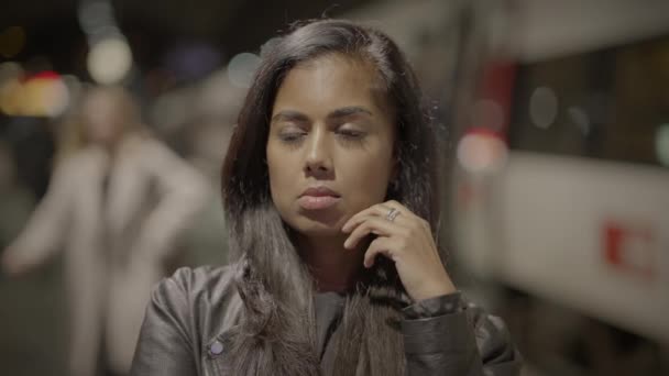 Retrato Estilo Vida Urbano Mujer Joven Atractiva Con Cabello Largo — Vídeo de stock