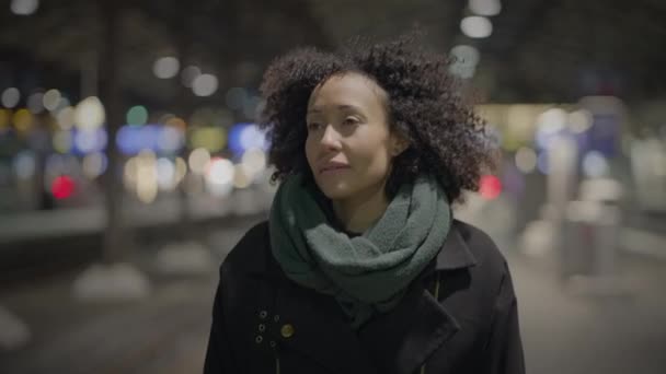 Braun Kıvırcık Saçlı Düşünceli Bir Kadın Gece Şehirde Gezintiye Çıkıyor — Stok video